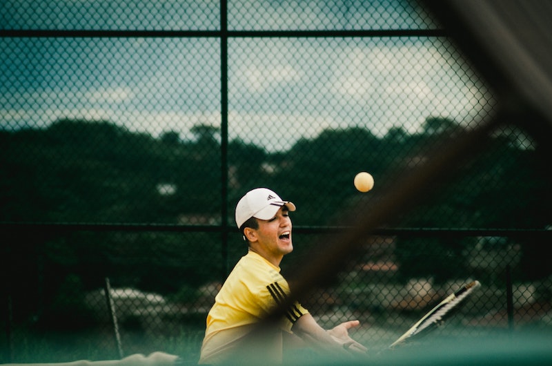 テニスをする男性
