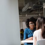 インタビューする女性