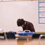 教室で勉強する男子生徒