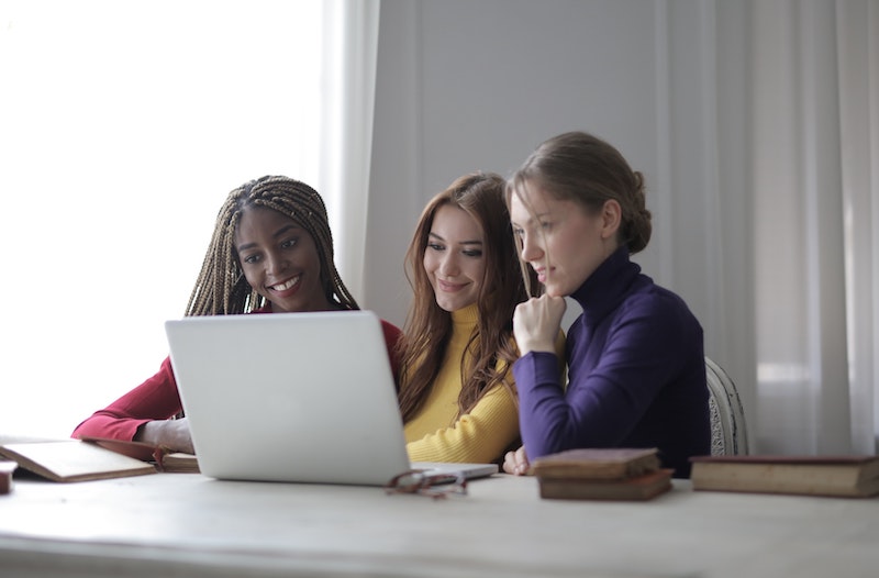 パソコンを眺める3人の女性